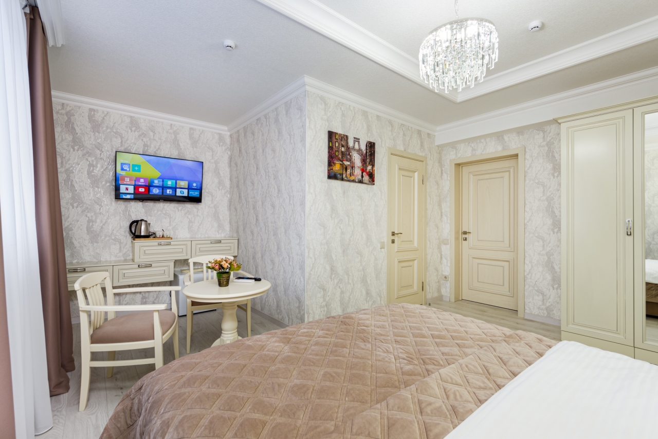 Фен,тапочки,электрический чайник