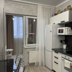 в квартире полностью оборудованная кухня