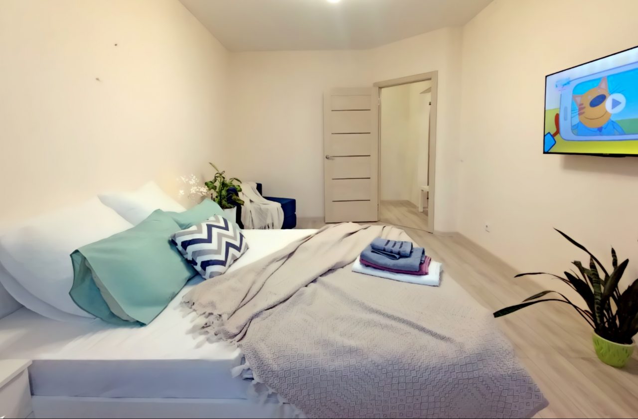 Просторная кровать с ортопедическим матрасом.