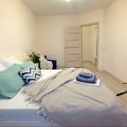 Просторная кровать с ортопедическим матрасом.