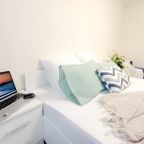 Просторная кровать с ортопедическим матрасом для комфорта.