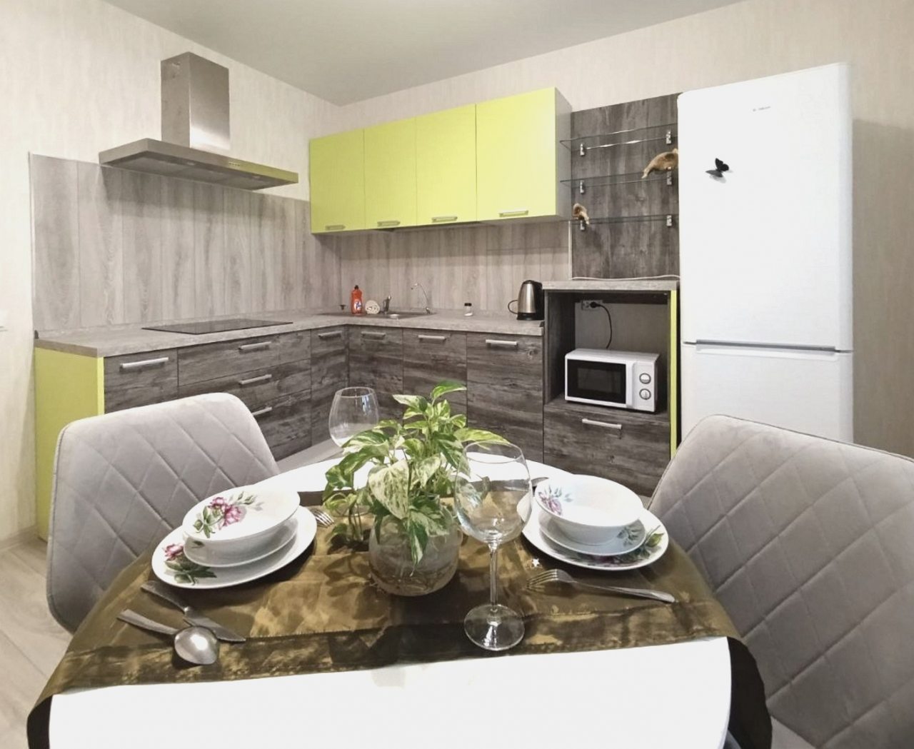 Просторная кухня с варочной панелью