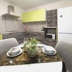 Просторная кухня с варочной панелью