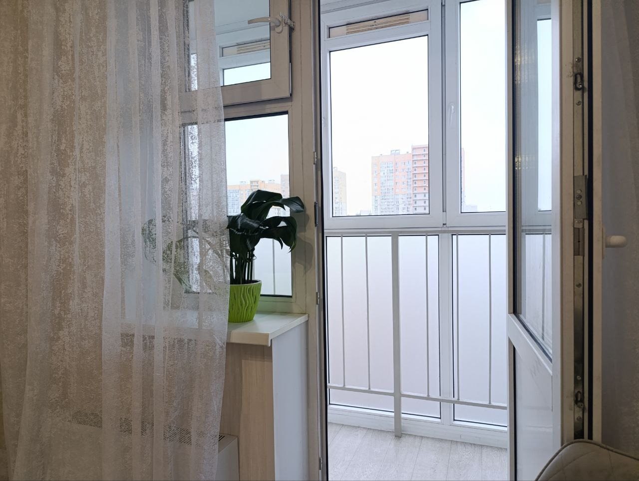 Балкон с видом на пляж и на город .