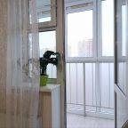 Балкон с видом на пляж и на город .