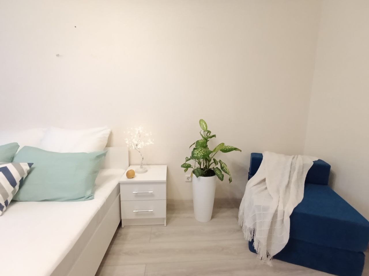 Кресло разбирается в бескаркасную кровать