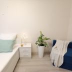 Кресло разбирается в бескаркасную кровать