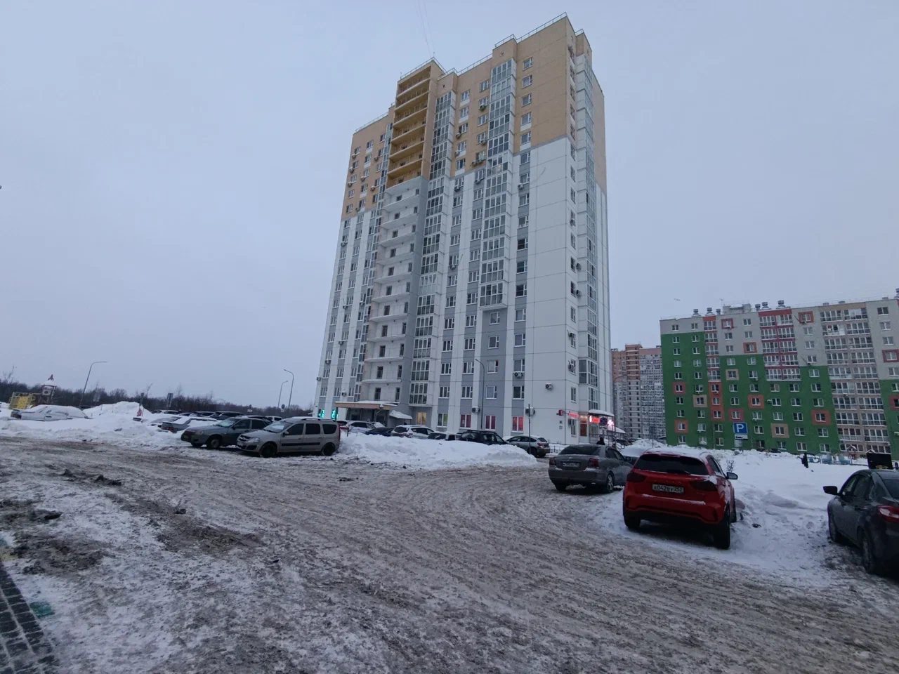 Квартира находится в многоквартирном доме.Рядом  парковки.