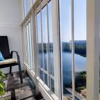 Вид с балкона на озеро и пляж Рядом река Волга. Борский мост