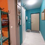 Просторная прихожая , Оснащение шкафом, зеркалом.