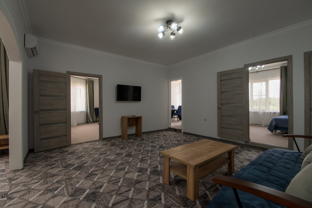 De Luxe (Гранд де люкс - Родник), Отель Rodnik village&spa