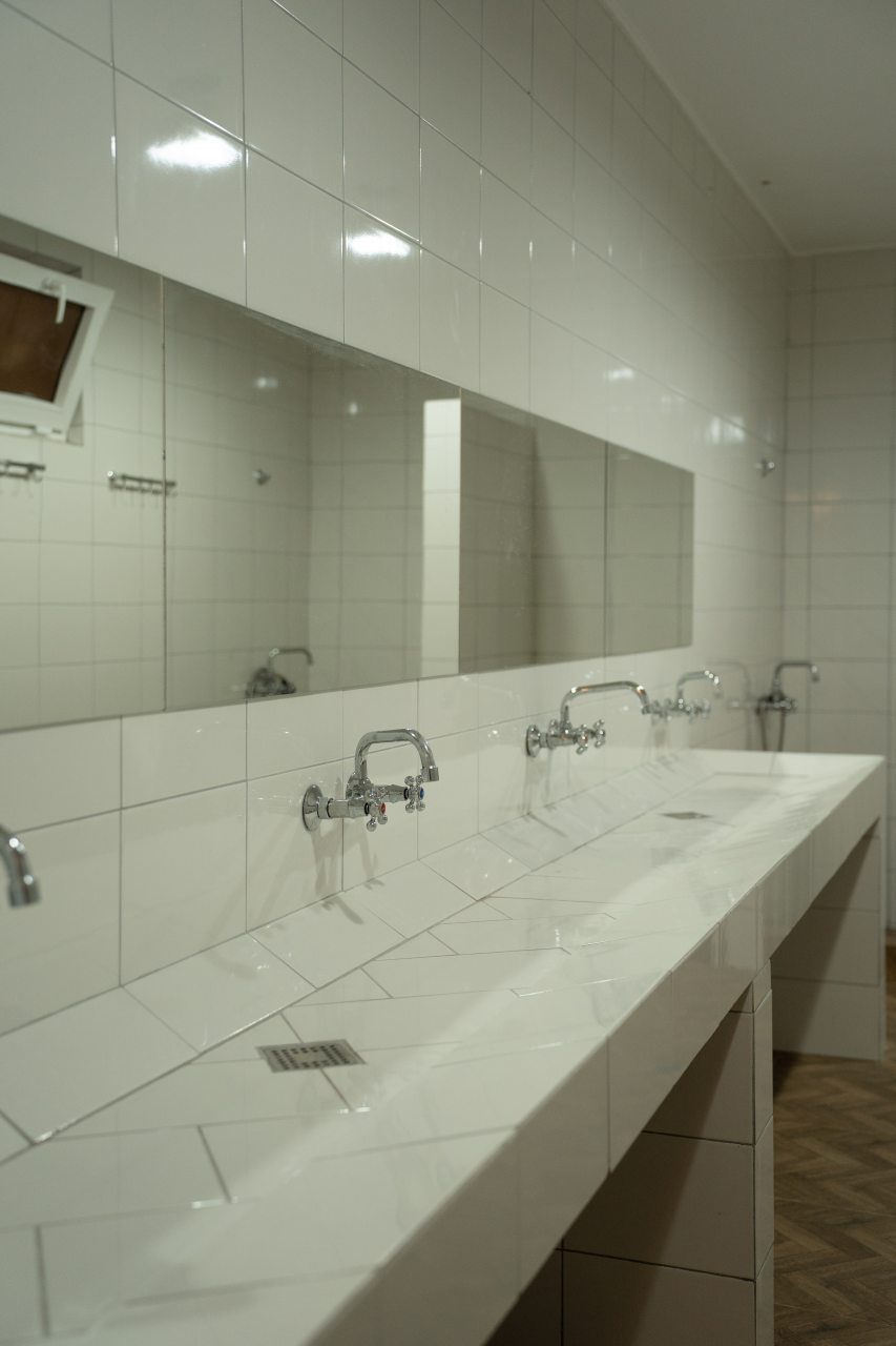 Двадцатиместный (Хостел 2), Отель Rodnik village&spa