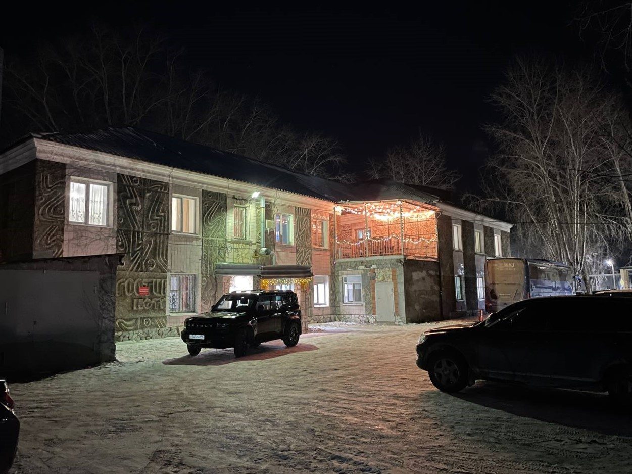 Вместительная парковка на 15 машин под видеонаблюдением