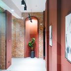 Вход в отель