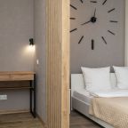 Стильные просторные дизайнерские апартаменты с большим телев