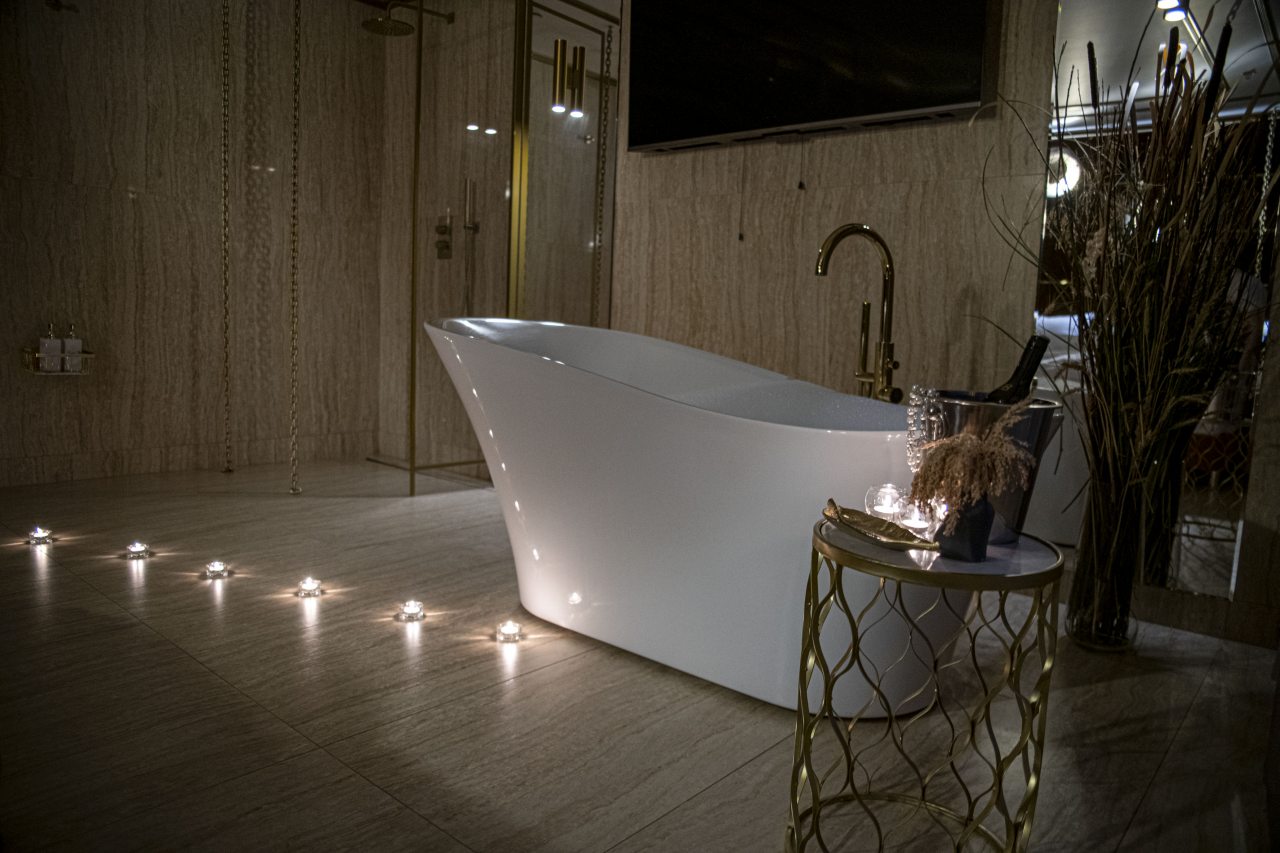 Апартаменты (Апартаменты для романтических свиданий), Апартаменты 2ROOMS