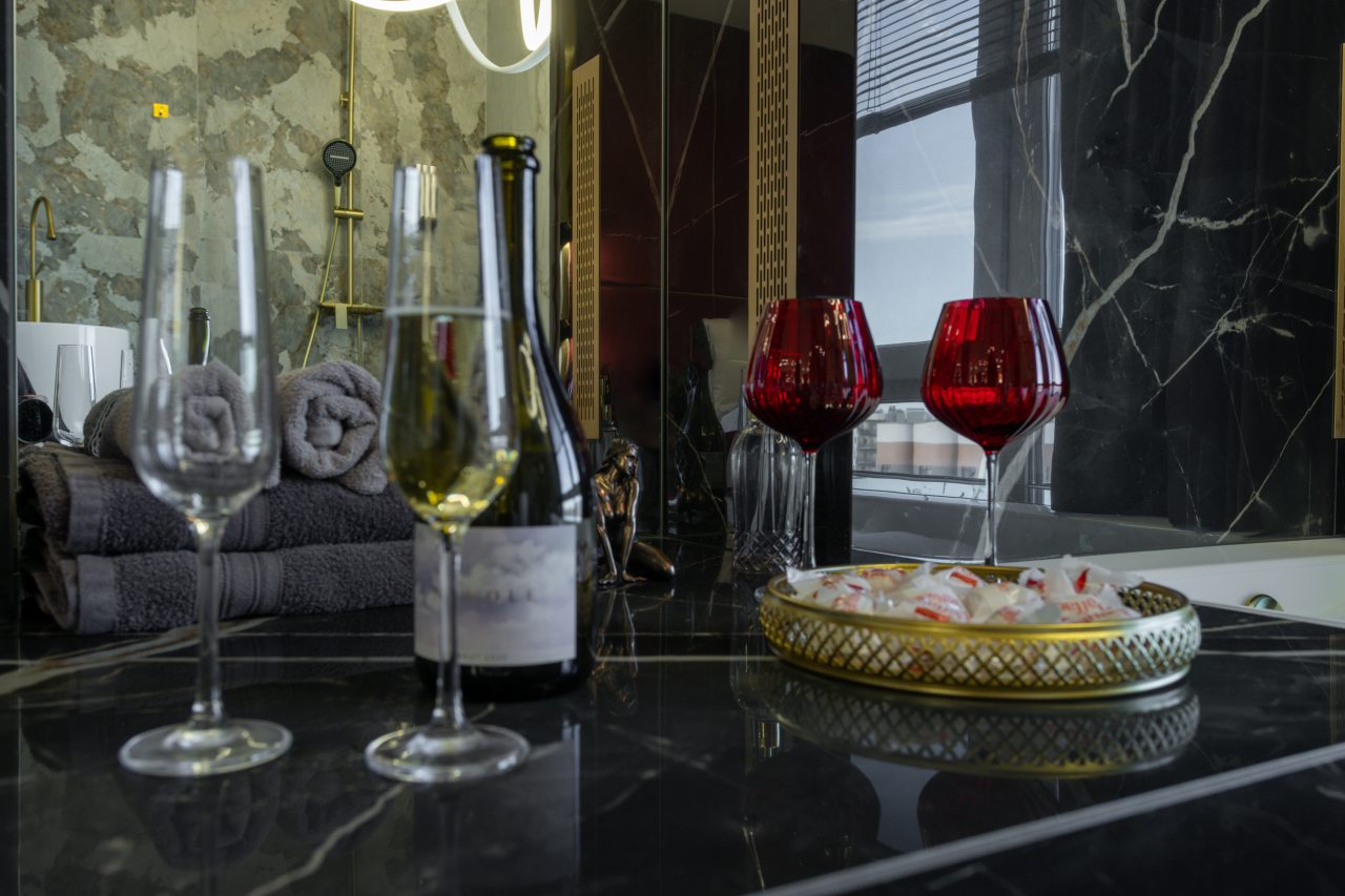 Апартаменты (Манящая ночь 1402), Апартаменты 2ROOMS