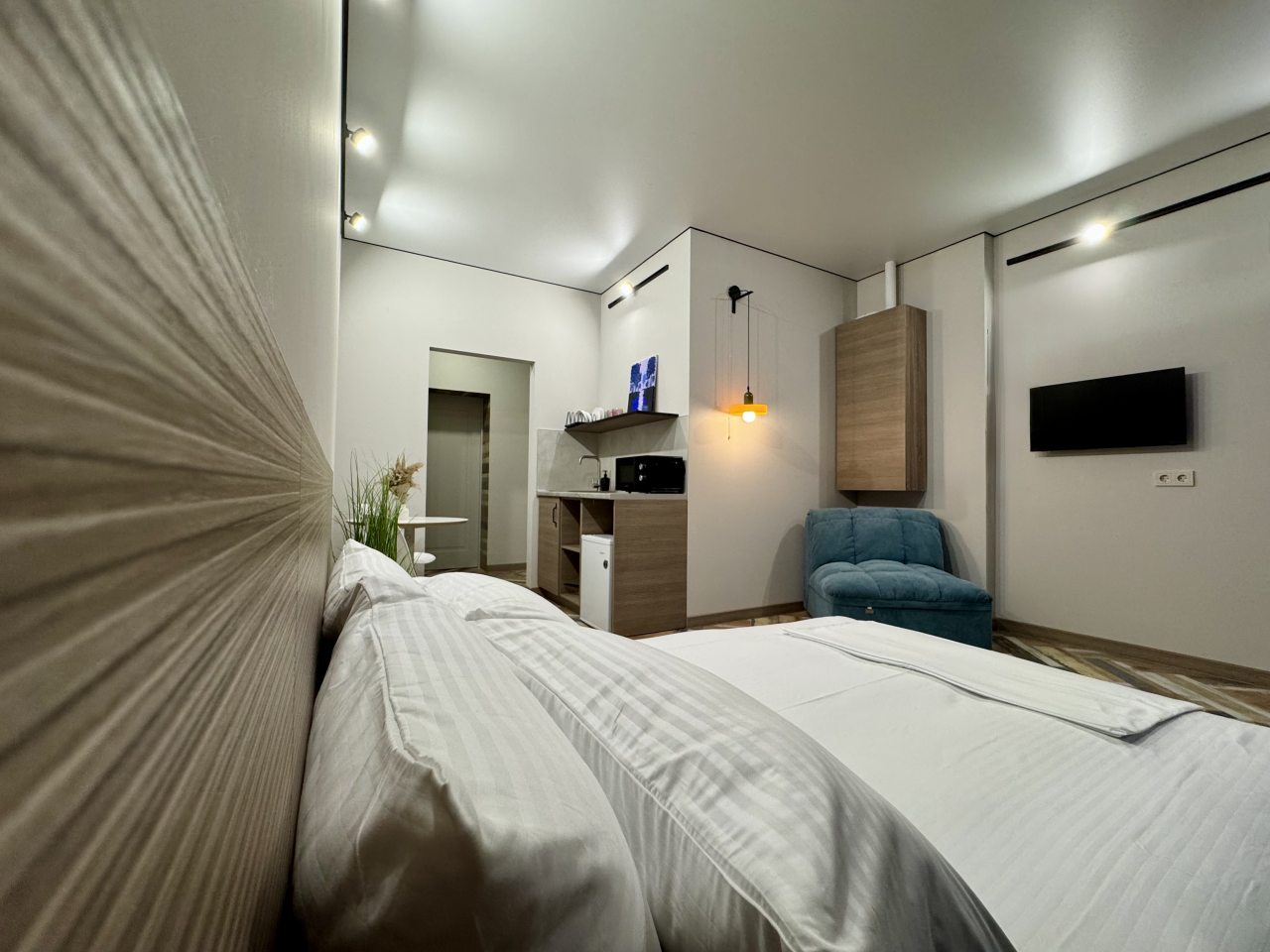 СТУДИЯ С КУХНЕЙ И ВСЕМИ УДОБСТВАМИ