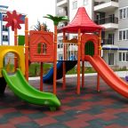 МНОЖЕСТВО ДЕТСКИХ ПЛОЩАДОК В ГОРОДСКОМ ПАРКЕ В 300 МЕТРАХ