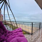 Апартаменты (С видом на море на берегу моря), Гостиница Ревивал