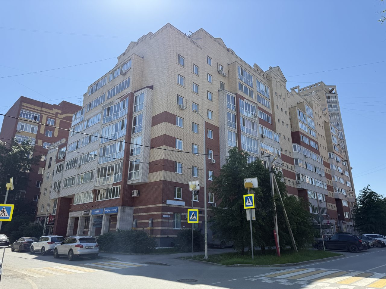 Шестиместный (Апартамент Сакура рядом ТЦ Кристалл), Апартаменты Пион в центре с лаундж зоной