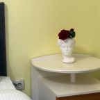 Шестиместный (Апартамент Сакура рядом ТЦ Кристалл), Апартаменты Пион в центре с лаундж зоной