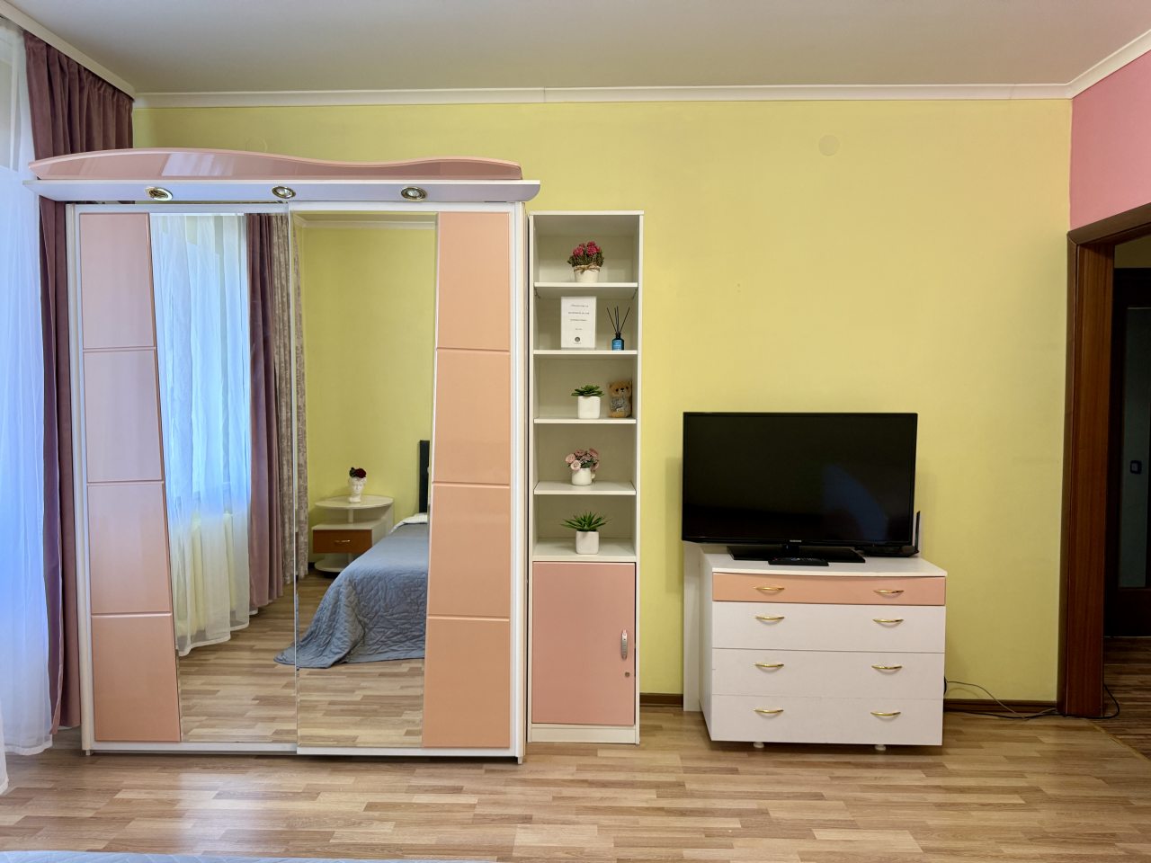 Шестиместный (Апартамент Сакура рядом ТЦ Кристалл), Апартаменты Пион в центре с лаундж зоной