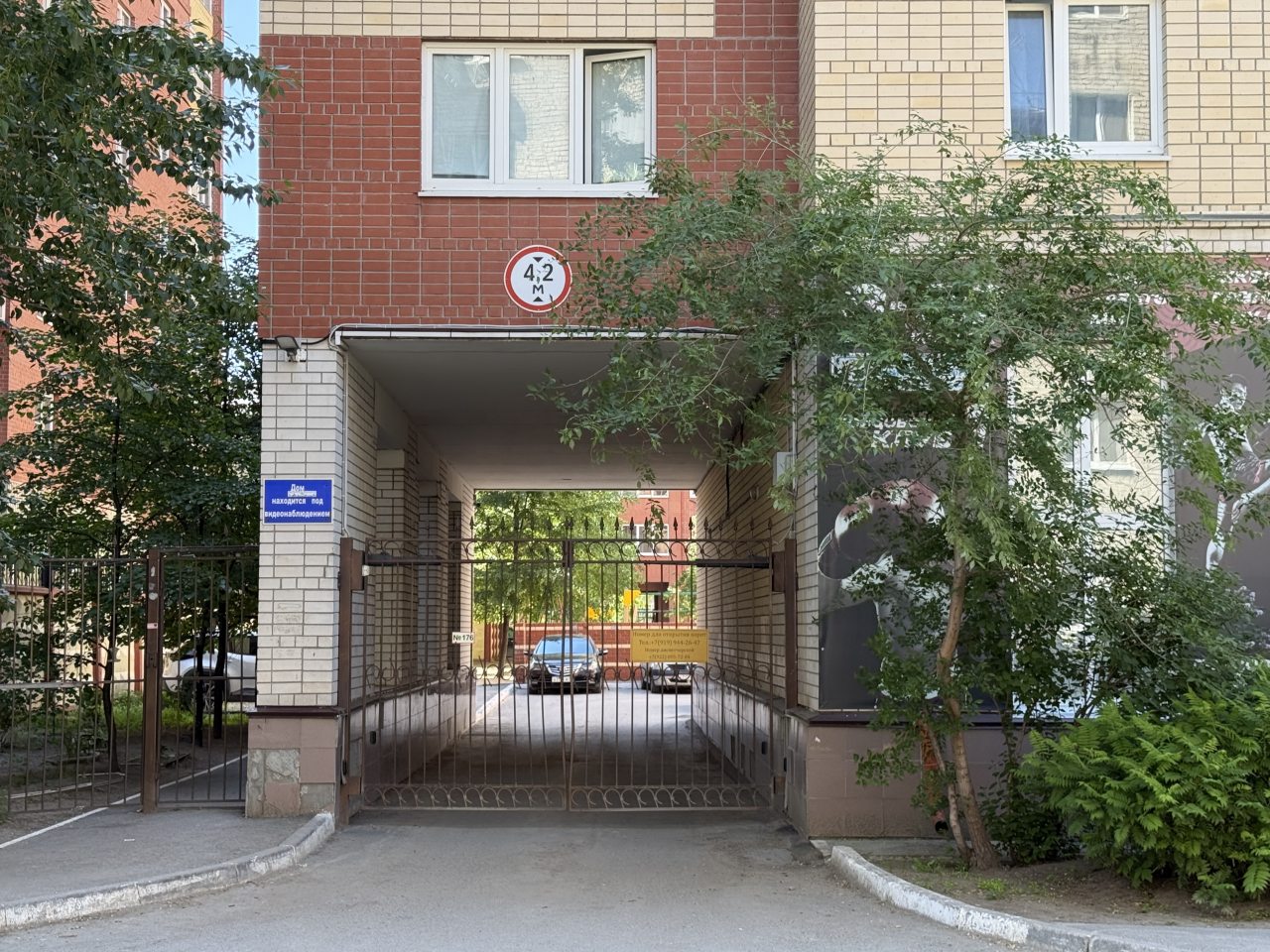 Шестиместный (Апартамент Сакура рядом ТЦ Кристалл), Апартаменты Пион в центре с лаундж зоной