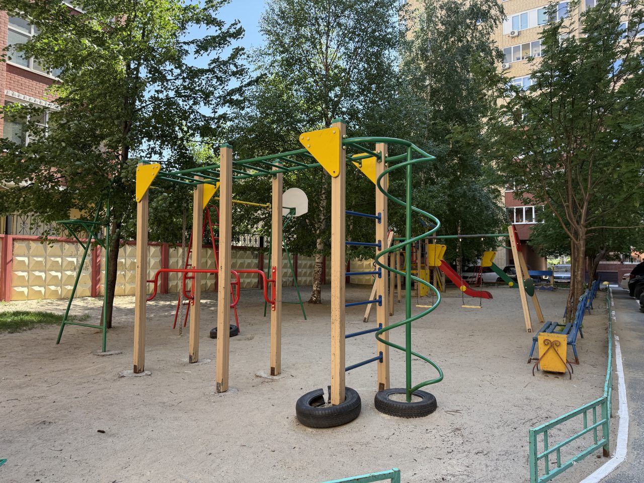 Шестиместный (Апартамент Сакура рядом ТЦ Кристалл), Апартаменты Пион в центре с лаундж зоной