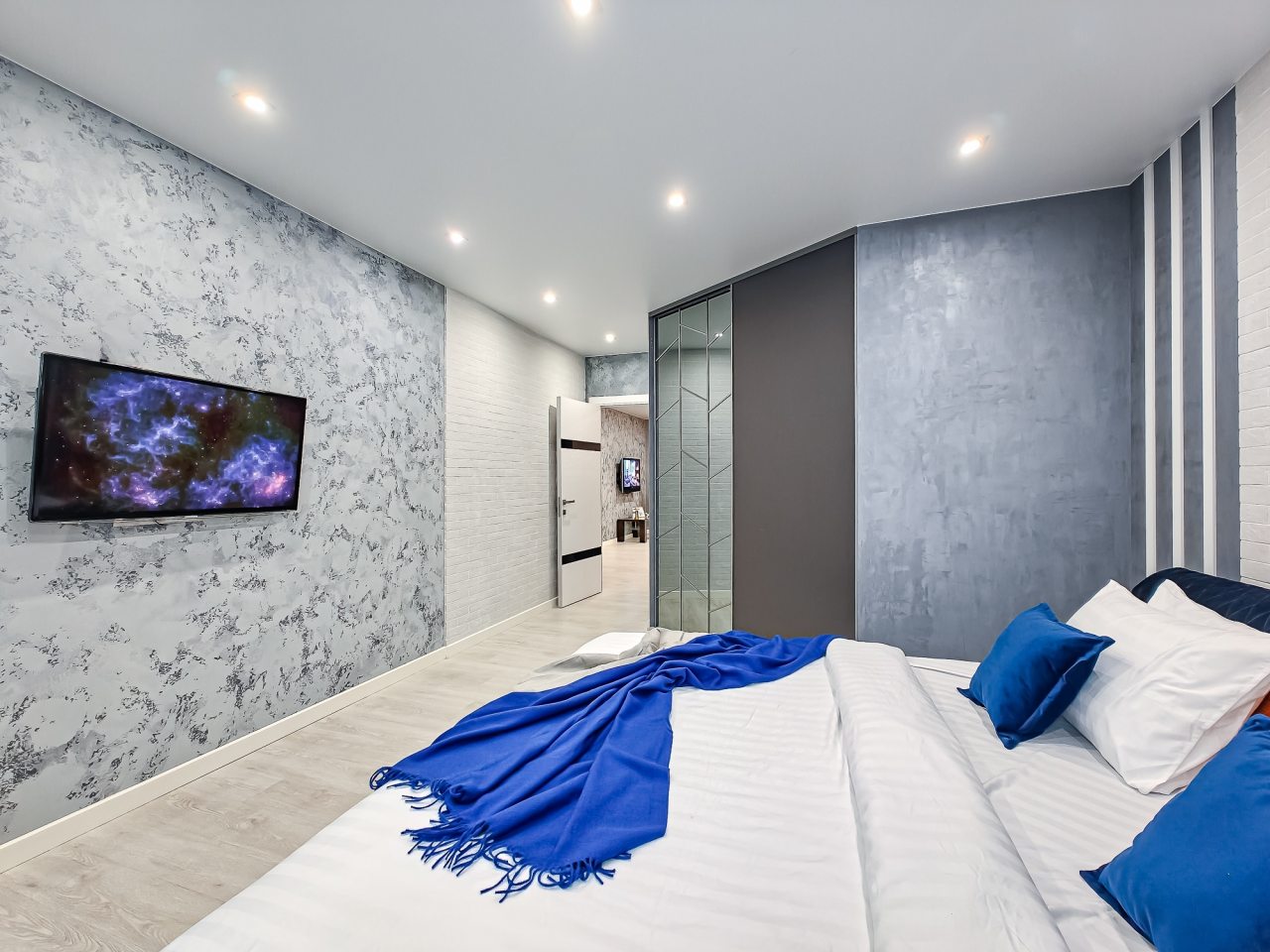 Апартаменты (Atmosfera Sna. Масштабная двухкомнатная с кроватью super king-size в ЖК Дождь), Апартаменты Atmosfera Sna Красноярская улица, 107