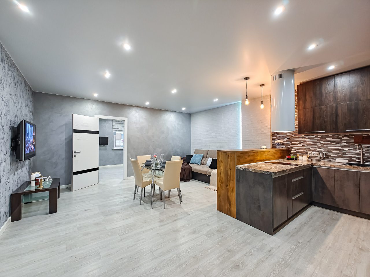 Апартаменты (Atmosfera Sna. Масштабная двухкомнатная с кроватью super king-size в ЖК Дождь), Апартаменты Atmosfera Sna Красноярская улица, 107