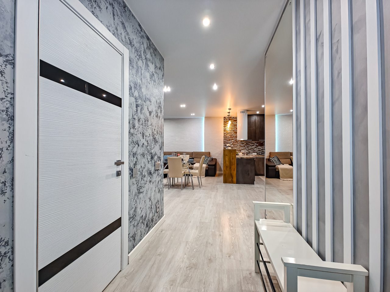 Апартаменты (Atmosfera Sna. Масштабная двухкомнатная с кроватью super king-size в ЖК Дождь), Апартаменты Atmosfera Sna Красноярская улица, 107