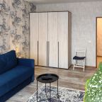 Двухместный диван и шкаф