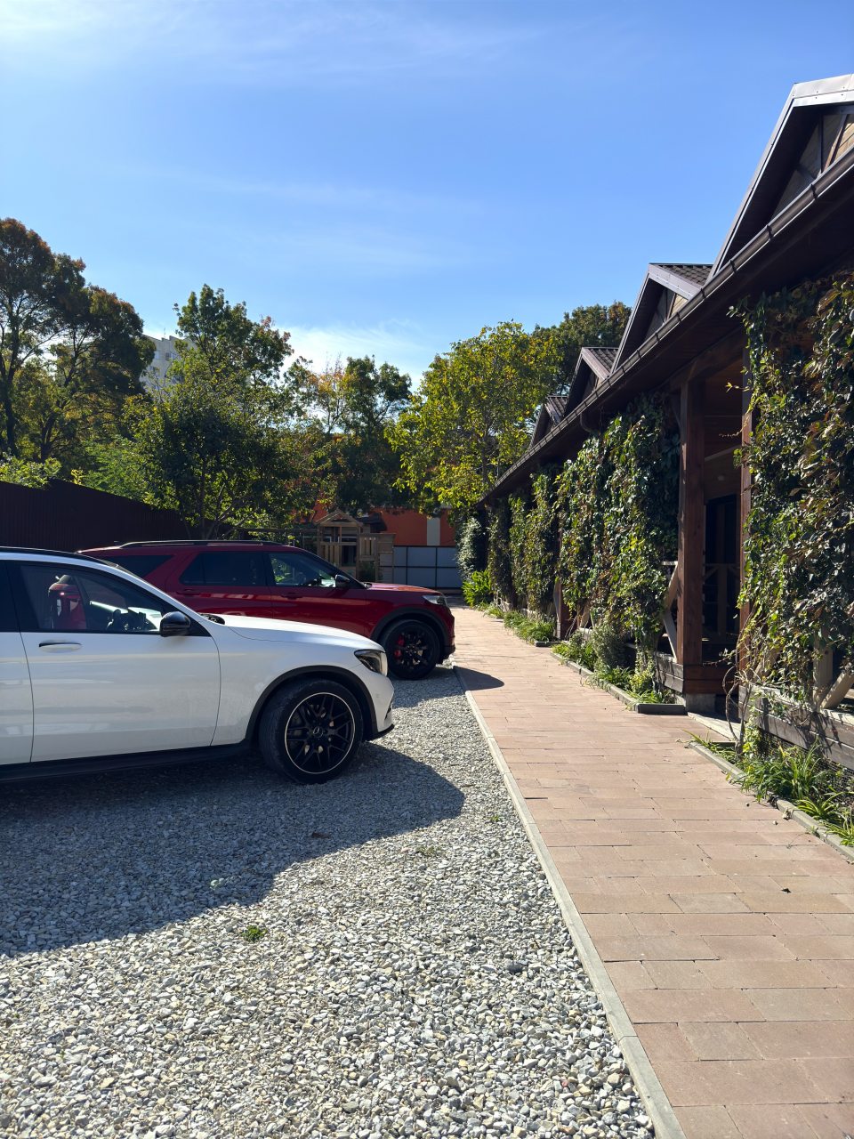 Бесплатная индивидуальная парковка на территории, Апарт-отель Альпина Хутор