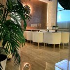 Холл с большим столом