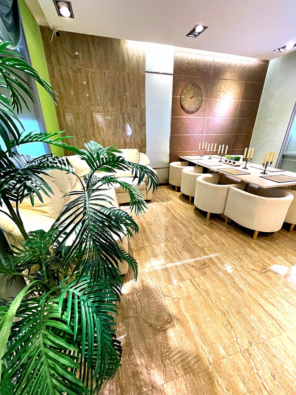 Холл с большим столом