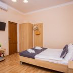 Трёхместный и более (Стандарт 3-местный с двуспальной кроватью и балконом), Отель Джульетта