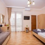 Трёхместный и более (Стандарт 3-местный с двуспальной кроватью и балконом), Отель Джульетта