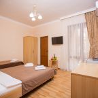 Трёхместный и более (Стандарт 3-местный с двуспальной и односпальной кроватью и балконом), Отель Джульетта