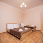 Трёхместный и более (Стандарт 3-местный с двуспальной и односпальной кроватью и балконом), Отель Джульетта