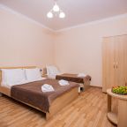 Трёхместный и более (Стандарт 3-местный с двуспальной и односпальной кроватью и балконом), Отель Джульетта