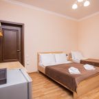 Трёхместный и более (Стандарт 3-местный с двуспальной и односпальной кроватью и балконом), Отель Джульетта