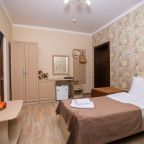 Трёхместный и более (Стандарт 3-местный с двумя раздельными кроватями и балконом), Отель Джульетта