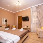 Трёхместный и более (Стандарт 3-местный с двуспальной кроватью и балконом), Отель Джульетта