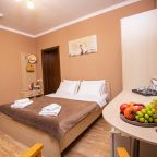 Трёхместный и более (Стандарт 3-местный с двуспальной кроватью и балконом), Отель Джульетта