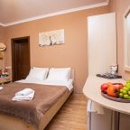 Трёхместный и более (Стандарт 3-местный с двуспальной кроватью и балконом), Отель Джульетта