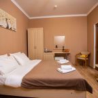 Трёхместный и более (Стандарт 3-местный с двуспальной кроватью и балконом), Отель Джульетта