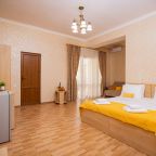 Трёхместный и более (Стандарт 4-местный с двуспальной кроватью и балконом), Отель Джульетта