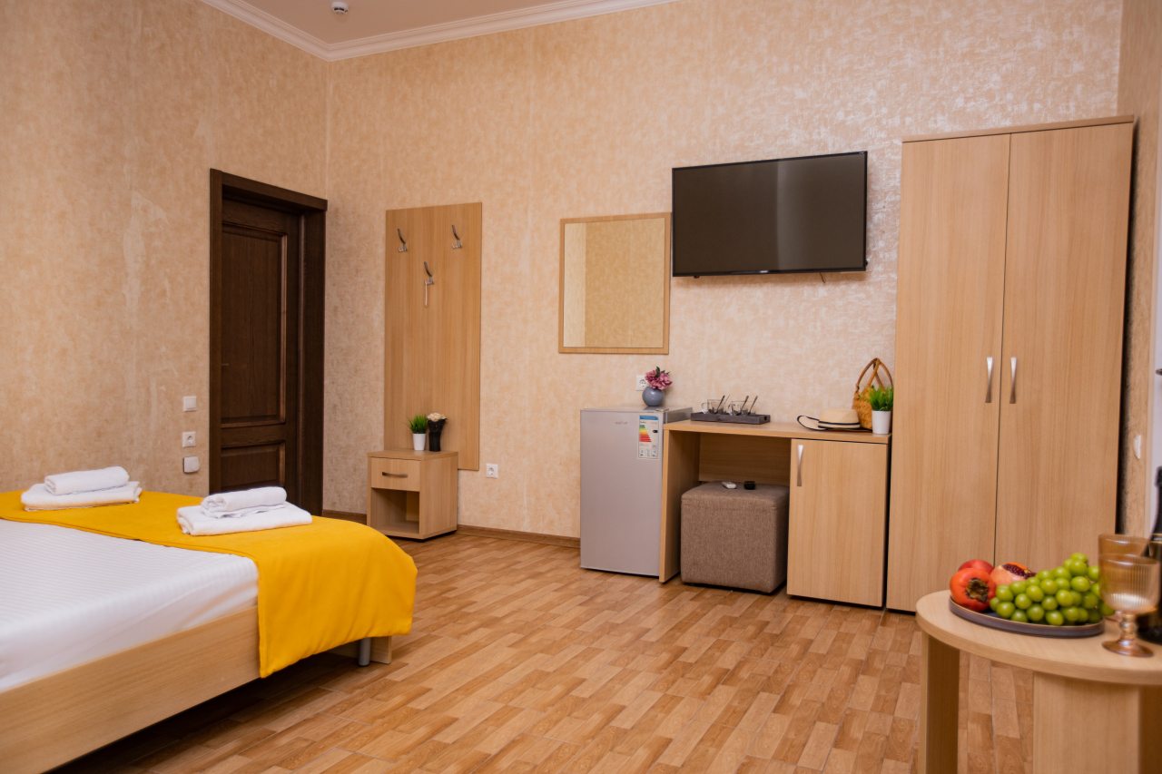 Трёхместный и более (Стандарт 4-местный с двуспальной кроватью и балконом), Отель Джульетта