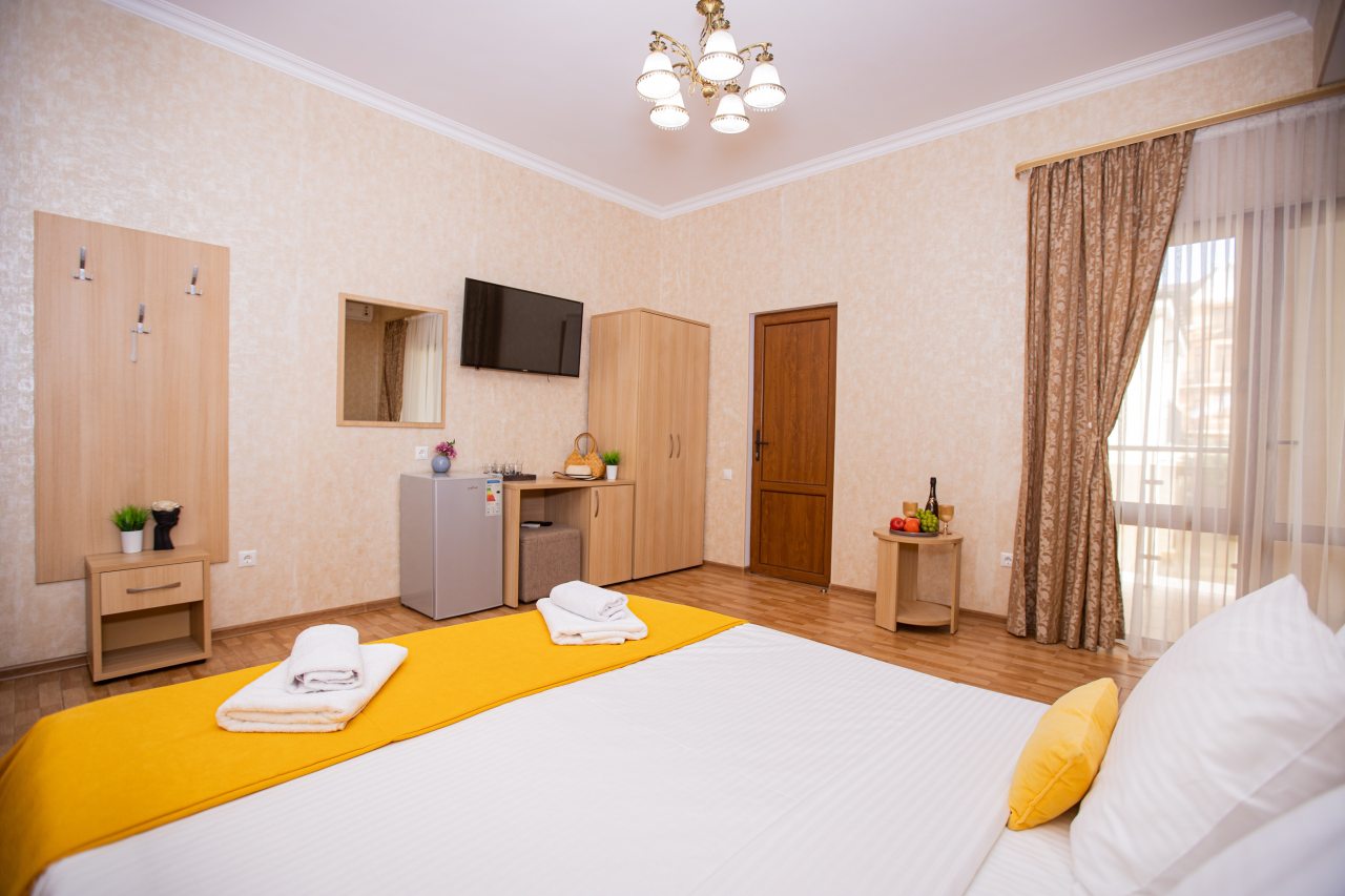 Трёхместный и более (Стандарт 4-местный с двуспальной кроватью и балконом), Отель Джульетта